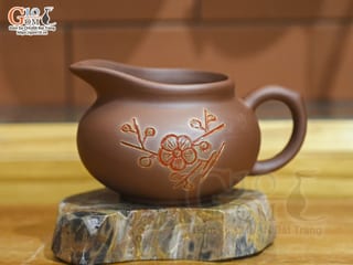 Cốc tống gốm nâu khắc Đào đỏ