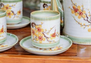 Cốc trụ kèm đĩa kê men vuốt vẽ hoa mai vàng