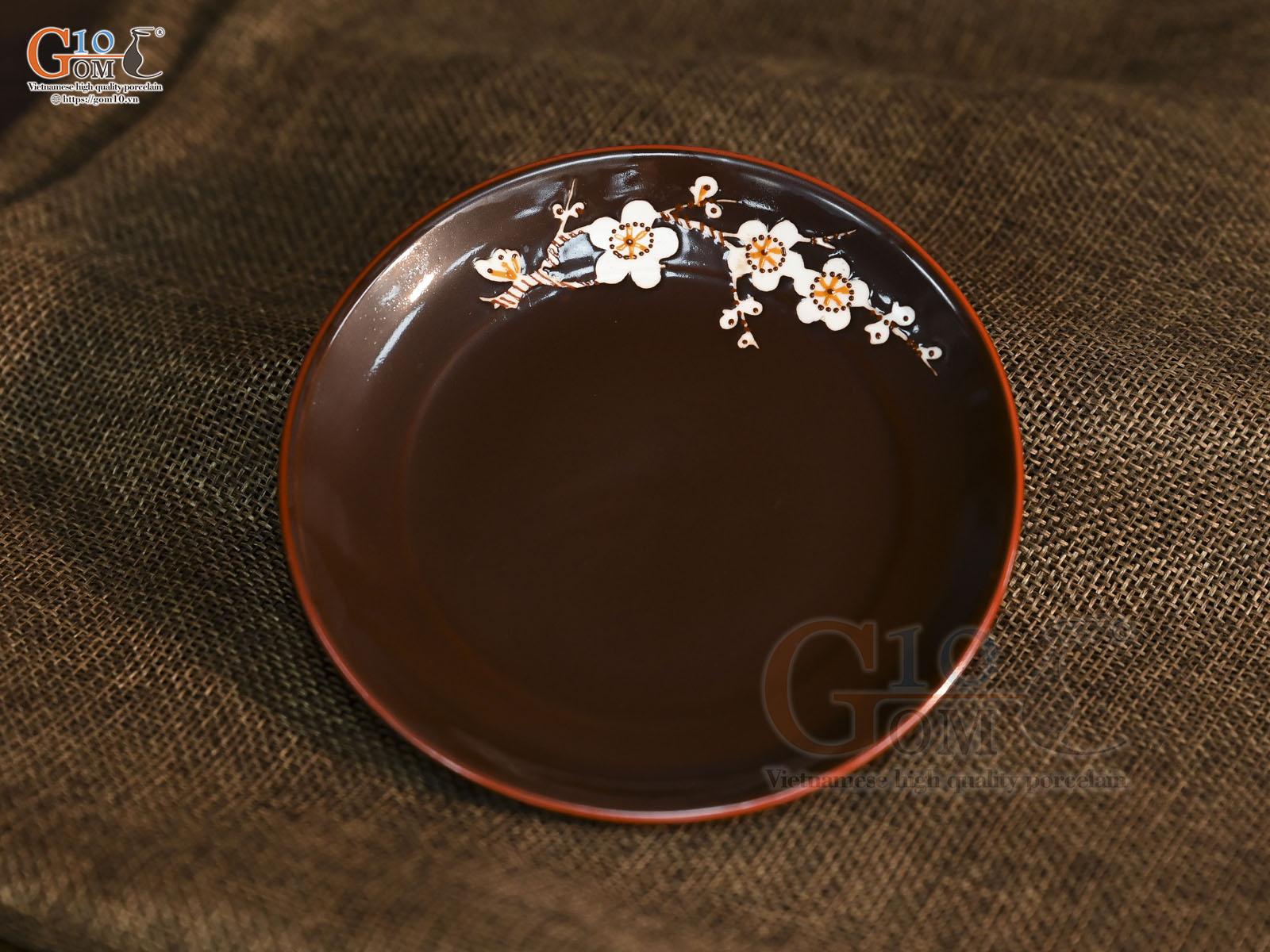 Đĩa kê ấm men nâu chỉ đỏ, khắc hoa mai
