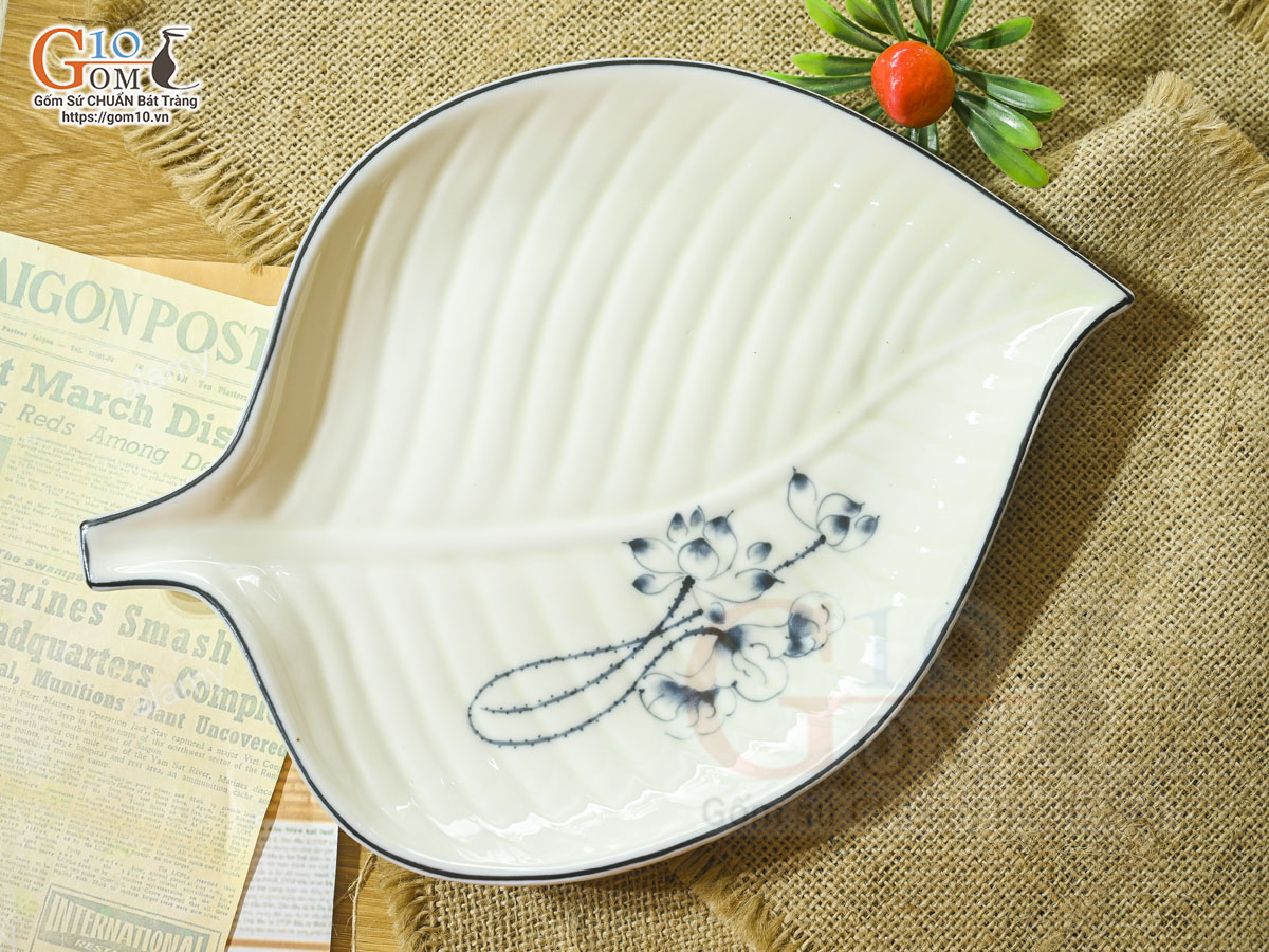 Đĩa lá trầu men kem vẽ hoa Sen đen, 26cm