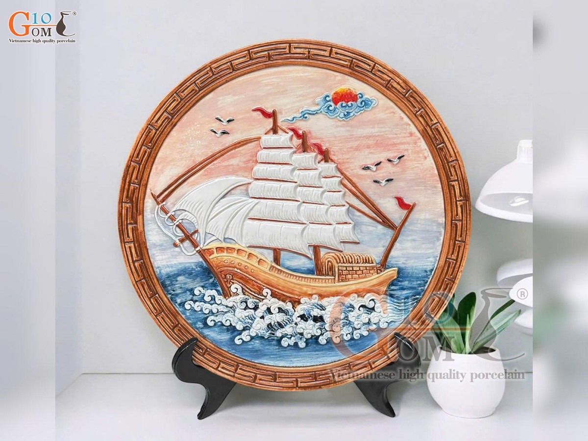 Đĩa trang trí gốm họa tiết Thuận Buồm Xuôi Gió khắc nổi, đường kính 30cm (Mẫu 2)