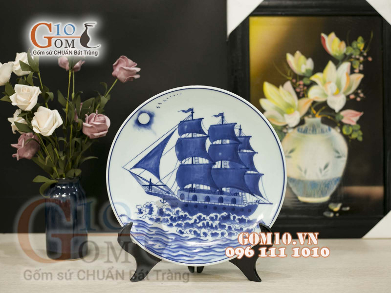 Đĩa trang trí men lam vẽ Thuận Buồm Xuôi Gió, đường kính 26cm