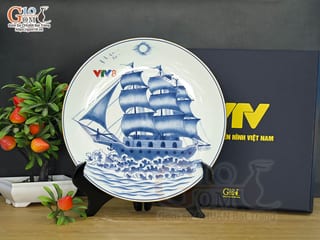 Đĩa trang trí men lam vẽ Thuận Buồm Xuôi Gió kẻ chỉ vàng kim, in logo VTV8, đường kính 26cm