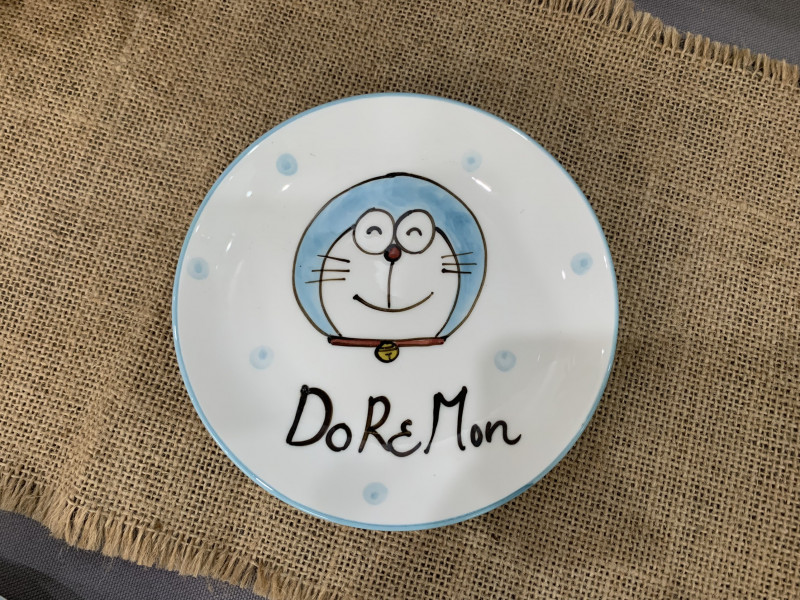 Đĩa tròn men trắng vẽ Doremon, đường kính 16cm