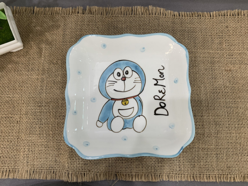 Đĩa vuông sâu men trắng vẽ Doremon, 17,5cm