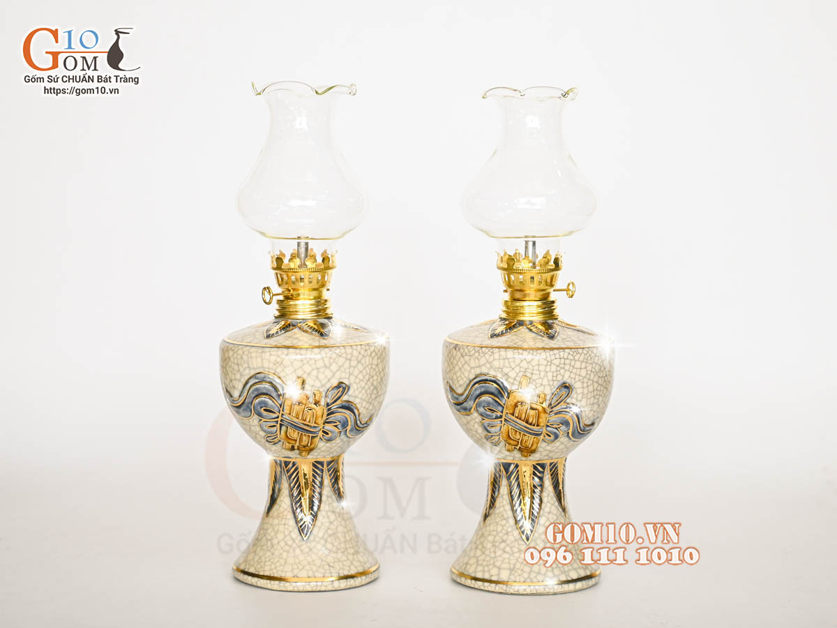 Đôi đèn dầu men rạn đắp nổi cuốn thư vẽ vàng 24k, cao 16cm