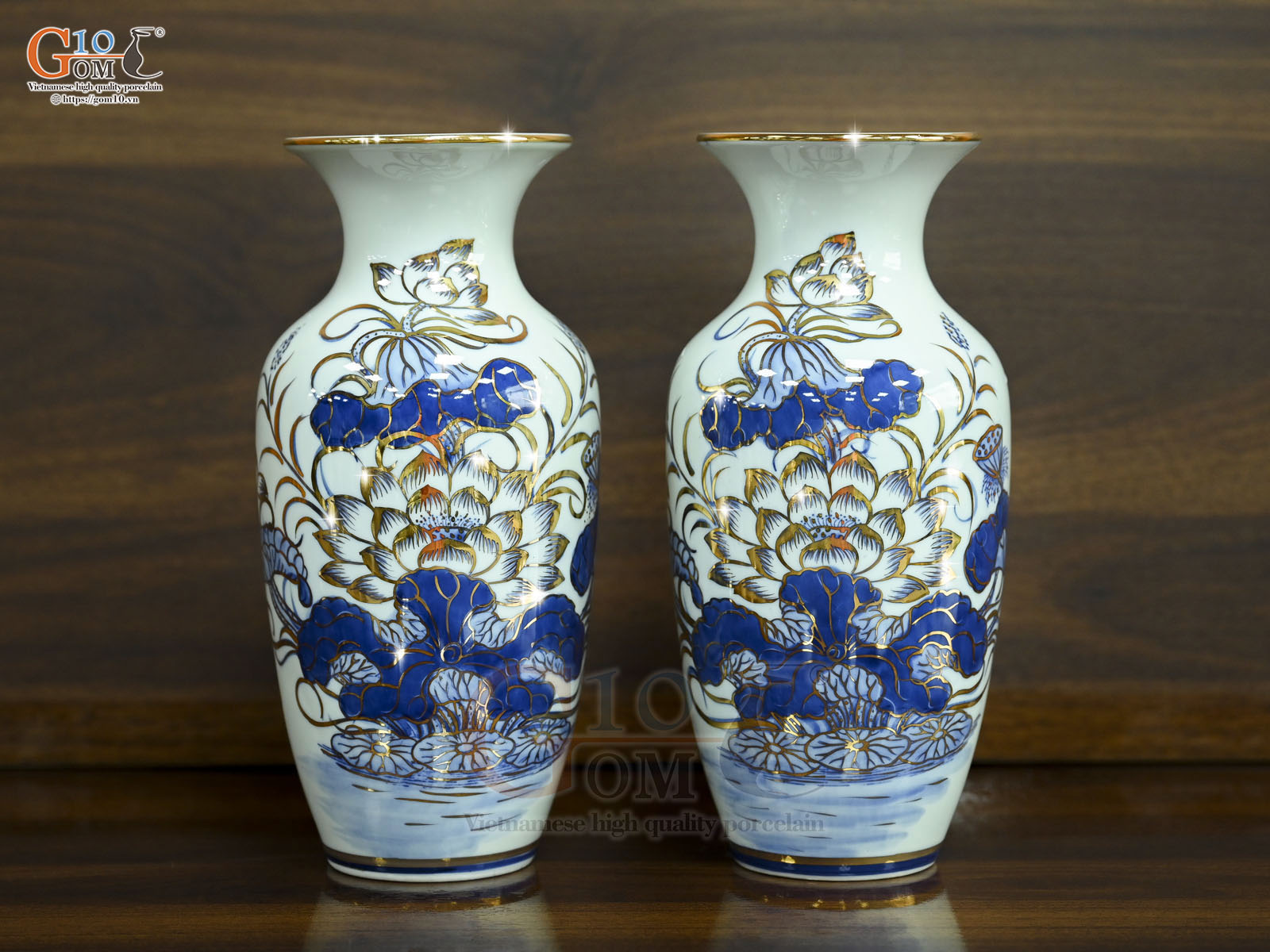 Đôi lộc bình men lam vẽ Sen Đại Cát vẽ vàng, cao 25cm
