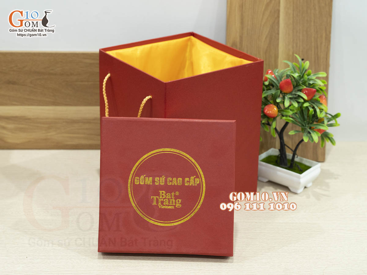 Hộp xi đỏ lót lụa đựng mai bình, 26x26 H56cm