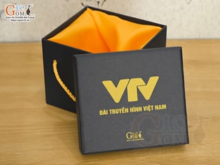 Hộp xi lót lụa VTV đựng cốc màu xanh đen