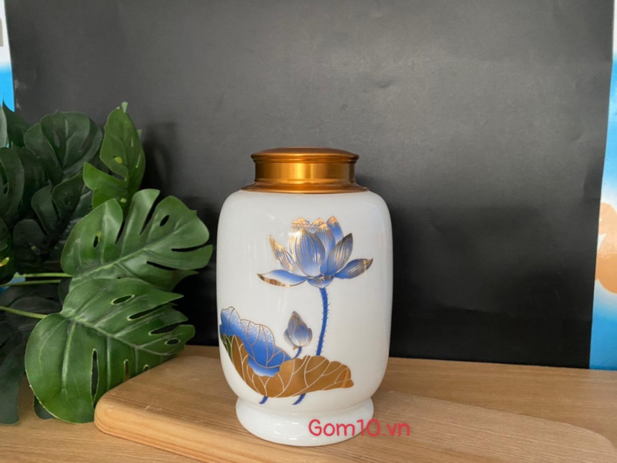 Lọ chè cao men màu trắng vẽ hoa sen xanh vàng kim, cao 20cm