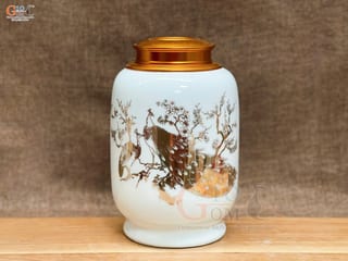 Lọ chè dáng đứng men trắng họa tiết chim công tài lộc vàng kim, 300g