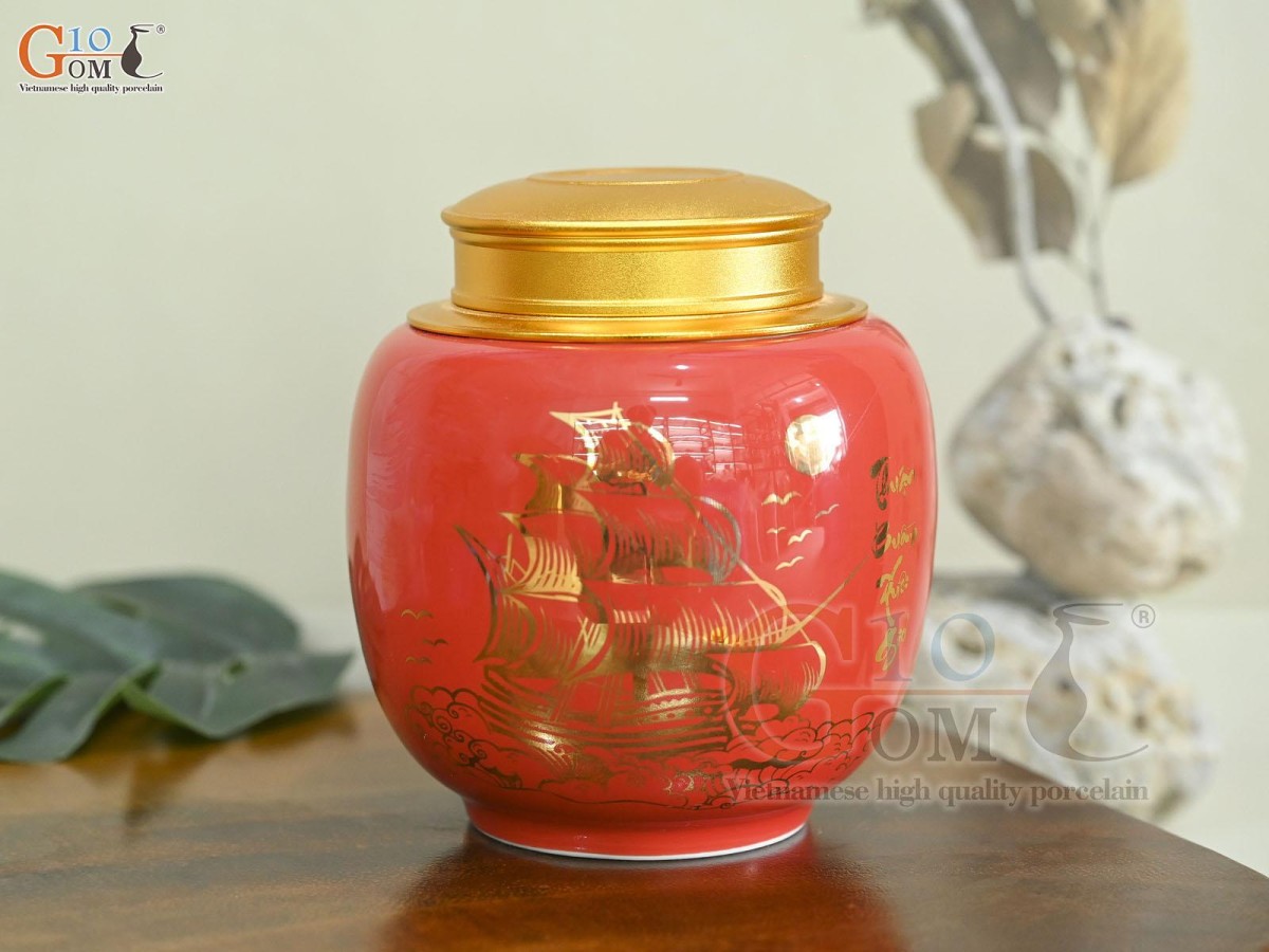 Lọ chè dáng thấp họa tiết Thuận Buồm Xuôi Gió vàng kim, nền đỏ, 150g
