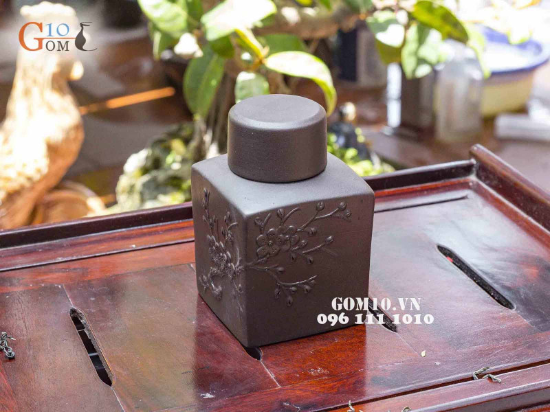 Lọ chè gốm tử sa đắp đào đen