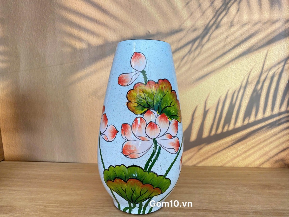 Lọ dáng sơn mài nền trắng dáng cúp vẽ hoa sen, cao 28cm