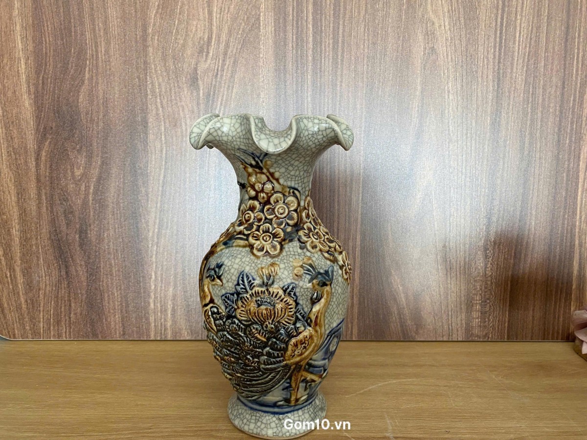Lọ hoa miêng lượn men rạn đắp nổi công đào, cao 24cm