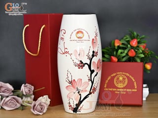 Lọ hoa sơn mài dáng bom họa tiết hoa Đào phai in logo, cao 29cm