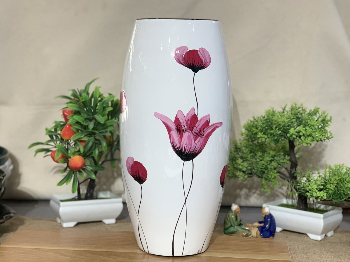 Lọ hoa sơn mài dáng bom nền trắng vẽ hoa Tulip hồng, cao 33cm