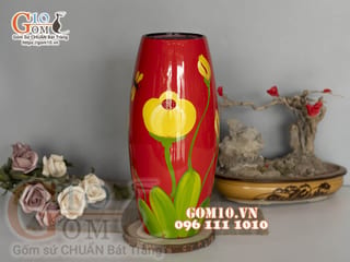 Lọ hoa sơn mài dáng bom nền đỏ vẽ hoa vàng, cao 43cm