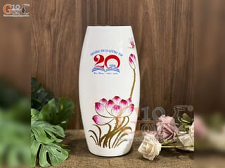 Lọ hoa sơn mài dáng bom vẽ Chuồn Sen nền trắng in logo, cao 28cm