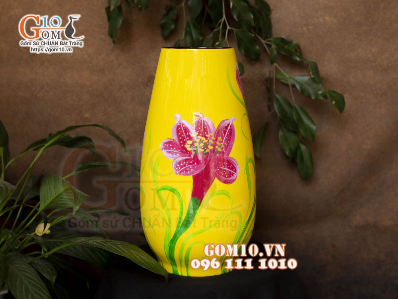 Lọ hoa sơn mài dáng chân thấp nền vàng vẽ hoa Tulip, cao 29cm