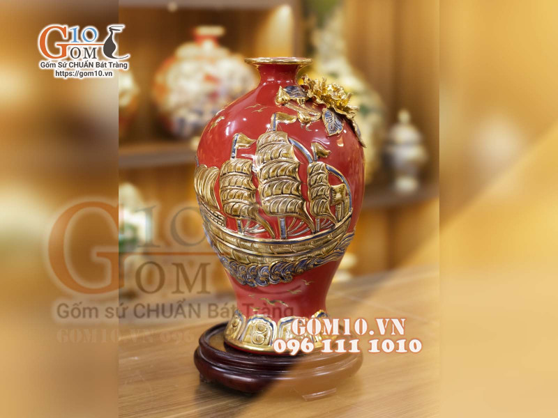 Mai bình vẽ vàng, nền đỏ đắp nổi Thuận Buồm Xuôi Gió, cao 32cm